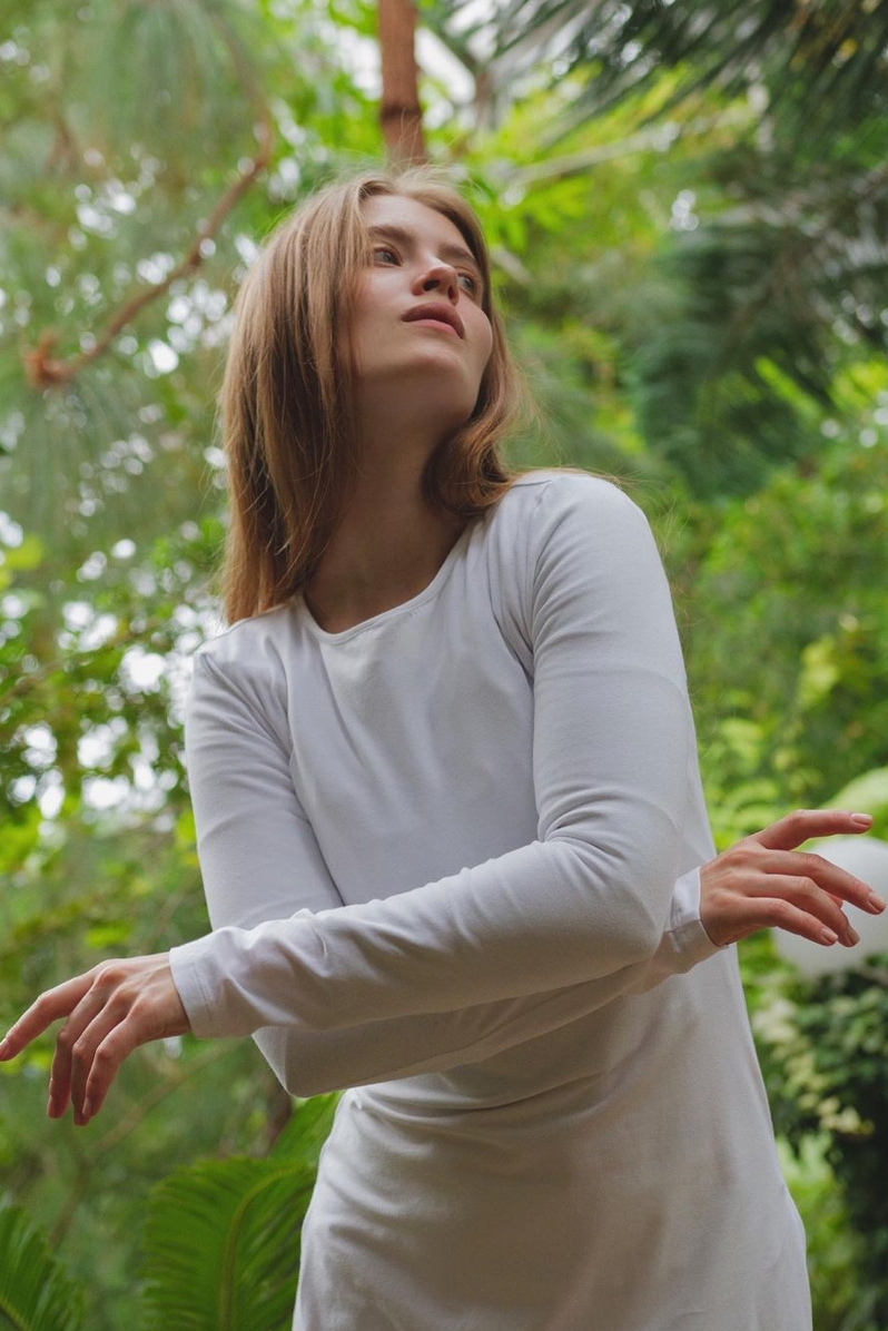 Bílé bavlněné šaty s dlouhým rukávem