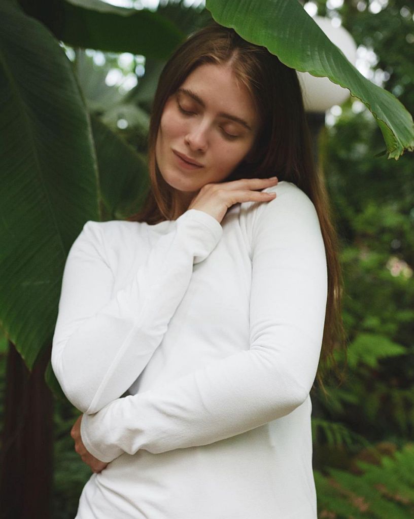 Bílé bavlněné šaty s dlouhým rukávem