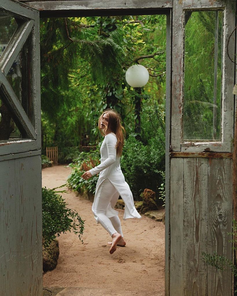 Bílé bavlněné šaty s dlouhým rukávem