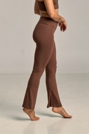 Dámské kalhoty se širokou nohavicí.